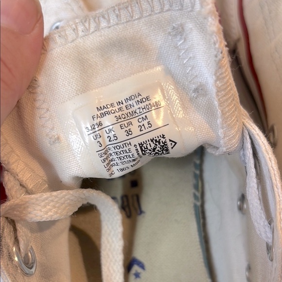 Converse White Sneakers Classic Style - Picture 6 of 6